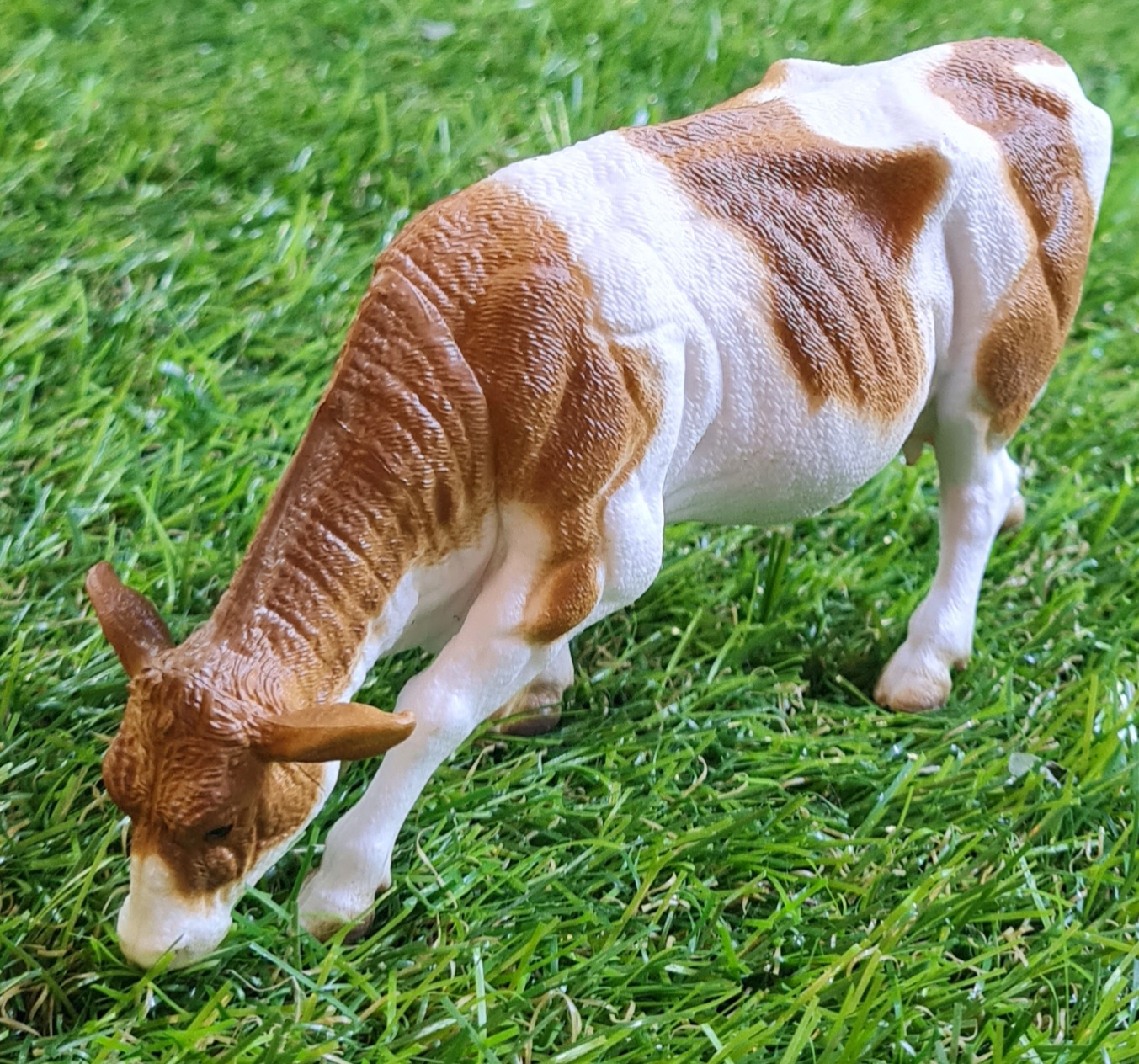 Figurine - Chewing Jersey Cow